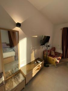a room with a bedroom with a desk and a mirror at vip ghazala in Dahab
