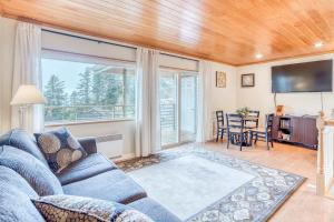 ein Wohnzimmer mit einem blauen Sofa und einem Tisch in der Unterkunft Sitka Sky in Oceanside