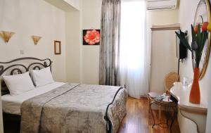 a bedroom with a bed and a window at Le Bijou Luxury Rooms & Suites in Veria