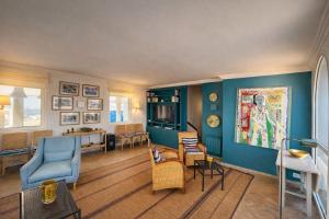 a living room with blue walls and chairs at Le balcon de tanger in Tangier