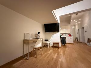 a living room with a desk and a flat screen tv at I Maltesi apartment in Sassari