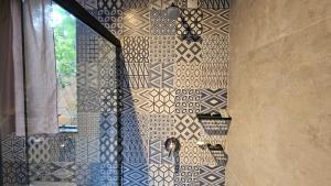 a hallway with a wall with patterns on it at Casas Vila Encantada Refúgio, conforto e natureza, apenas 2 min da avenida in Alto Paraíso de Goiás +76 photos