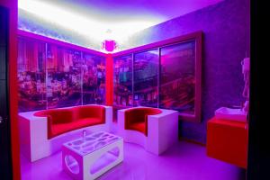 a room with red and white chairs and a table at COSMOPOLITAN Autohotel in Boca del Río
