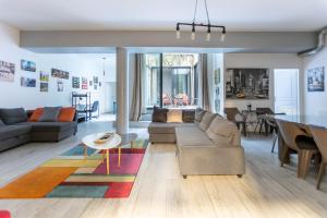 a living room with a couch and a table at L'Escapade Paris in Le Kremlin-Bicêtre