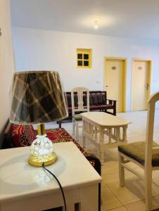 a living room with a lamp on a table at mountain Luxor in Al Aqālitah