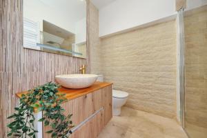 a bathroom with a sink and a toilet at Residence Deluxe Benamino in Bran