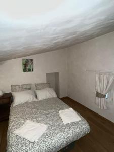 a bedroom with a bed with two towels on it at Gite Thérèse in Montferrer