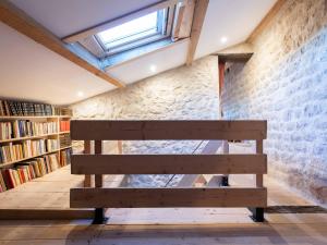 a wooden bench in a room with a window at Le Logis - Maison authentique avec jardin et vue panoramique in Mons