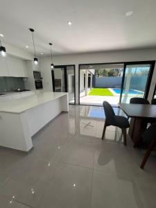 a kitchen and dining room with a table and chairs at Casa Granadero Baigorria in Paganini