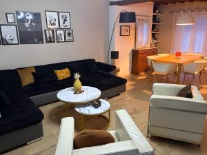 a living room with a couch and a table at 3 chambres Centre Fontainebleau Château INSEAD - Royal Deluxe in Fontainebleau