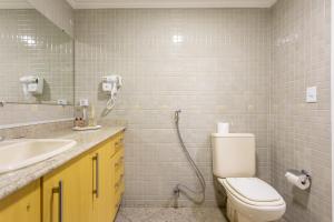 a bathroom with a toilet and a sink at Flat - Excelente localização - Hotel Garvey in Brasília +12 photos