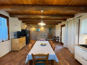 a kitchen and dining room with a table and chairs at Residenza Airone in Vicenza