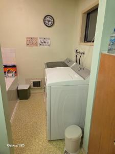 a bathroom with a washing machine in a room at Gary's Place in Springfield +18 photos