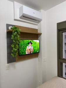 a tv mounted on a wall in a room at Maison Perdizes 506 - Até 6 pessoas - Allianz Parque in São Paulo