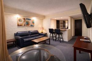 a living room with a couch and a table at San Carlos de Reynosa in Reynosa