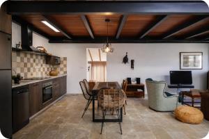 a kitchen and dining room with a table and chairs at El Campirri in Daimés
