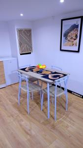 a table and chairs in a room with a table at Le séjour in Champigny-sur-Marne