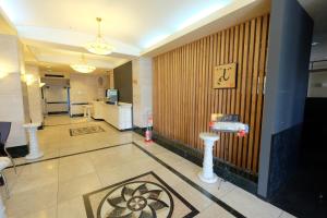 una hall di un hotel con una parete a righe di Station Hotel AU a Tsu
