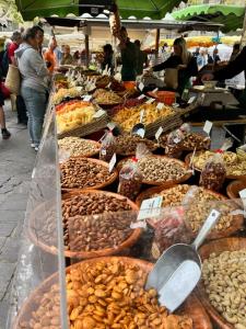 a market filled with lots of different types of food at In Situ B&B in Uzès