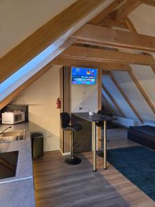 a room with a desk and a computer in the attic at Moderne Dachgeschosswohnung am Wald in Großnaundorf