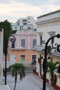 a city street with a street light and buildings at Hotel Cataviento in Veracruz