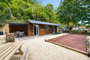 a backyard with a basketball hoop and a house at Le chalet au bord de seine in Les Mousseaux