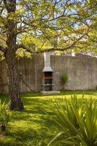 a garden with a fountain in the middle of a yard at Refugio dos Cartolas - Mountain Retreat in São Mamede