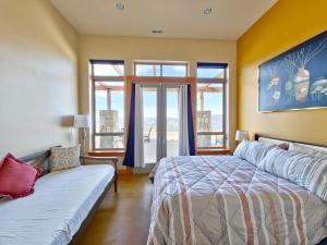 a bedroom with two beds and a window at Alpine Luxury Chelan Vacation Rentals in Chelan +34 photos