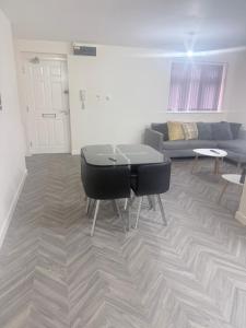 a living room with a table and a couch at Golden Stay in Wyken