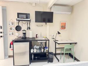 a room with a counter and a table and a desk at Suite 02 Montenegro Cerca de Consulado in Monterrey