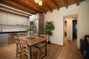a kitchen and dining room with a table and chairs at Apartamentos Miguel 2 in Onís
