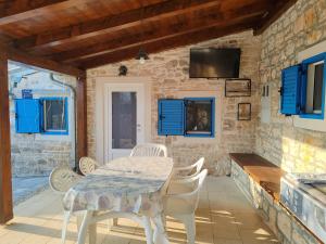 ein Esszimmer mit Tisch und Stühlen in der Unterkunft ManuIris in Butkovići