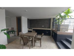 a kitchen and dining room with a table and chairs at Estocolmo in Armenia