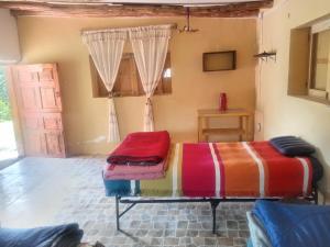 a room with a bed with colorful blankets at Shendao Eco Salud in Huaripampa