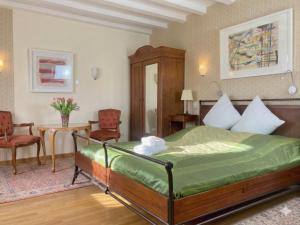 a bedroom with a bed and a table and chairs at Rhein River Guesthouse - direkt am Rhein in Leverkusen
