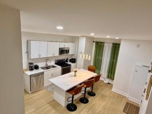 a kitchen with a table with chairs and a counter top at Bright & Cozy Home in Niagara Falls with Free Parking in Niagara Falls