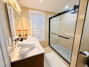 a bathroom with a shower and a sink at Bright & Cozy Home in Niagara Falls with Free Parking in Niagara Falls +19 photos