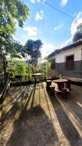 a patio with a fence and a picnic table and a building at Nuh Hostel - Quartos coletivos in Ouro Preto