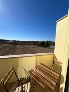 a wooden bench sitting on the side of a building at Alojamentos Pando in Aveleda