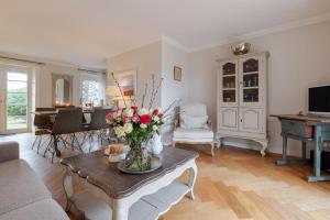 a living room with a vase of flowers on a table at Deichgraf 4 in Kampen