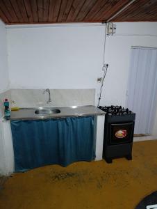 a kitchen with a sink and a stove at Tu alojamiento in Tacuarembó