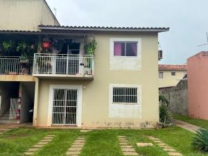 ein Haus mit Balkon und Garten in der Unterkunft Flat gp moto in Goiânia