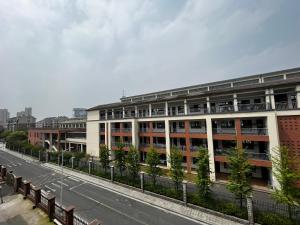 an empty street in front of a building at 青云小栈 in Shaoxing