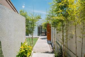 a courtyard with a door and some plants at MaHe Glamping in Kubupenlokan
