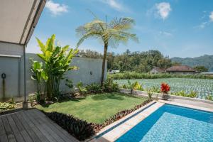 a villa with a swimming pool and a garden at MaHe Glamping in Kubupenlokan
