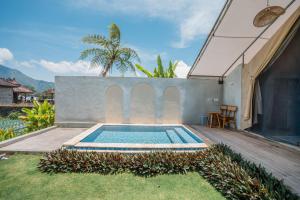 a swimming pool in the backyard of a house at MaHe Glamping in Kubupenlokan