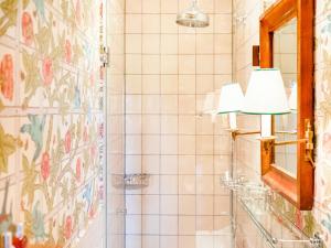 a bathroom with a shower and a mirror at Rustikaler Bauernhof am Ammersee in Pähl