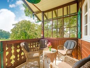a screened in porch with chairs and a table at Rustikaler Bauernhof am Ammersee in Pähl