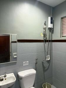 ein Badezimmer mit Dusche, Toilette und Waschbecken in der Unterkunft Ciello Accommodation 2 in Cagayan de Oro