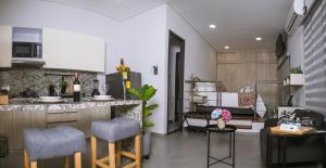 a kitchen and living room with a counter and chairs at Aparta Hotel Loft 1985 in Puerto Gaitán +69 photos